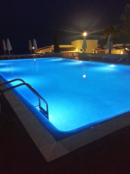 Pool bei Nacht blau punta reina