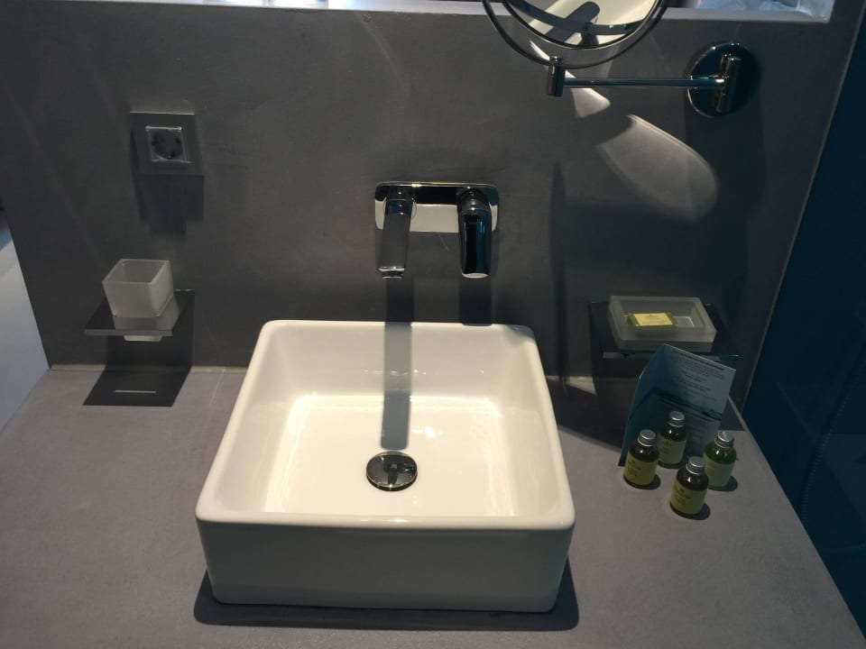 Waschbecken neben Dusche Harmony Boutique Resort