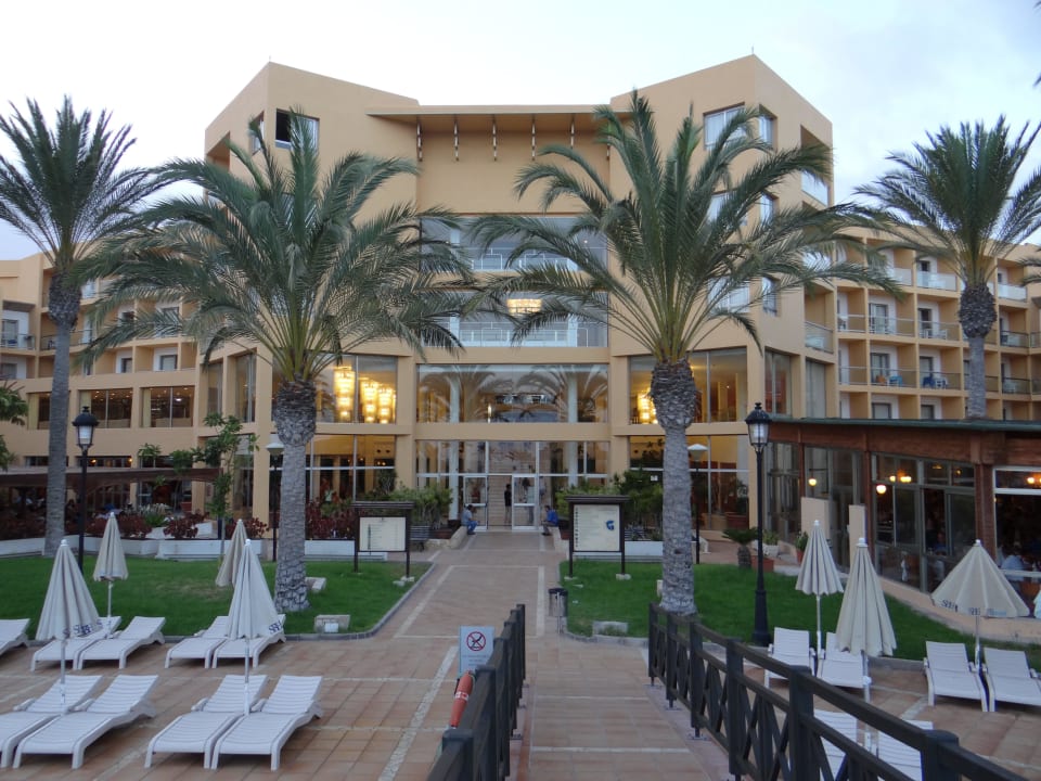 Widok z kładki na główny budynek SBH Costa Calma Beach Resort