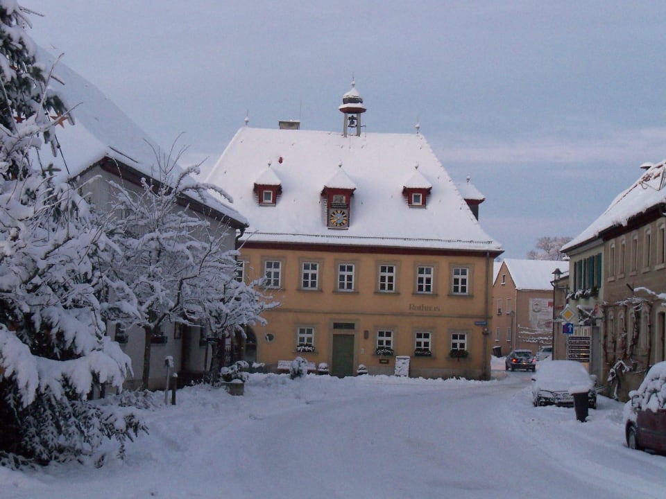 Winterlicher Blick auf das Rathaus Landhotel & Weingasthof Schwarzer Adler