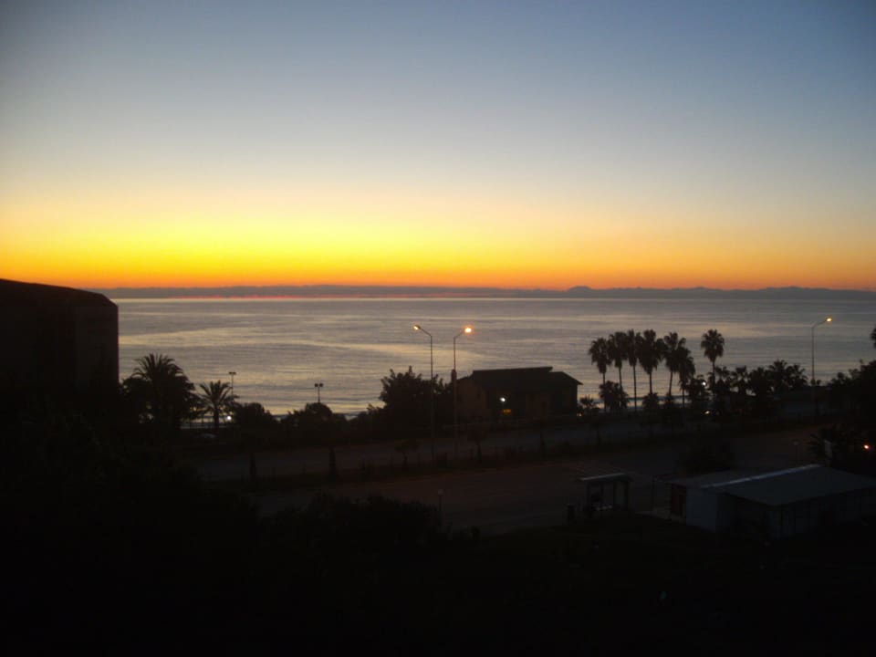 Sonnenuntergang beim Aska Just in Beach am 5. Dezember Aska Hotel Just in Beach