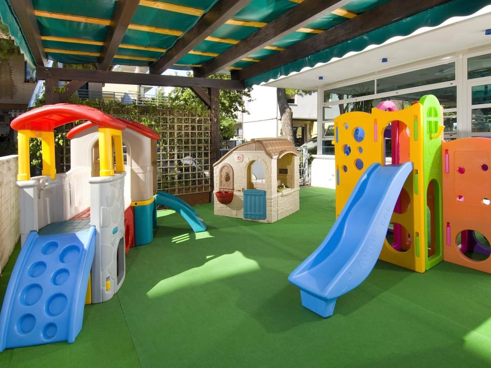 Area giochi esterna coperta Hotel Antonella & Mael