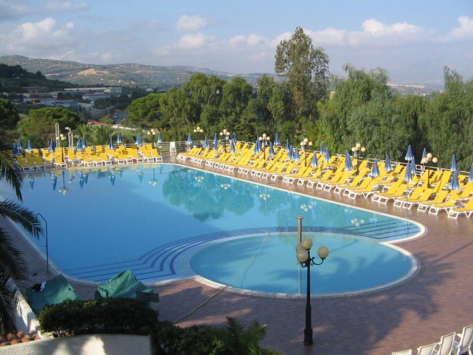 Großer Pool mit vielen Liegen und Schirmen Hotel Costa Verde