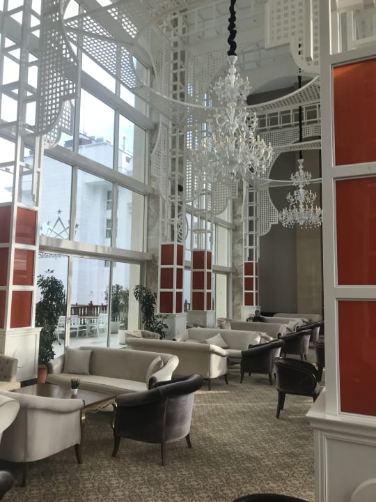 Lobby Well Palace Side