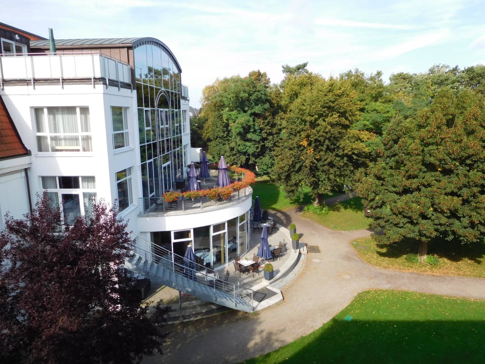 Blick aus dem Zimmer in dem Hotelgarten Seehotel Großherzog von Mecklenburg