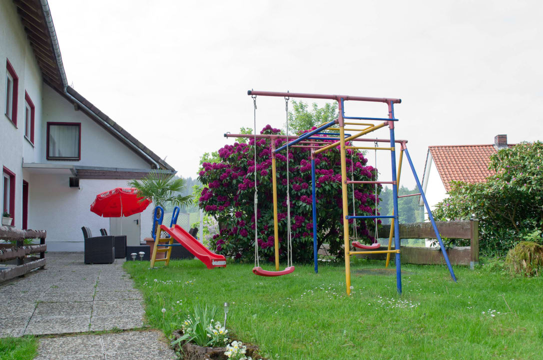 Kleiner Spielplatz im Garten Hotel Pension Jägerstieg
