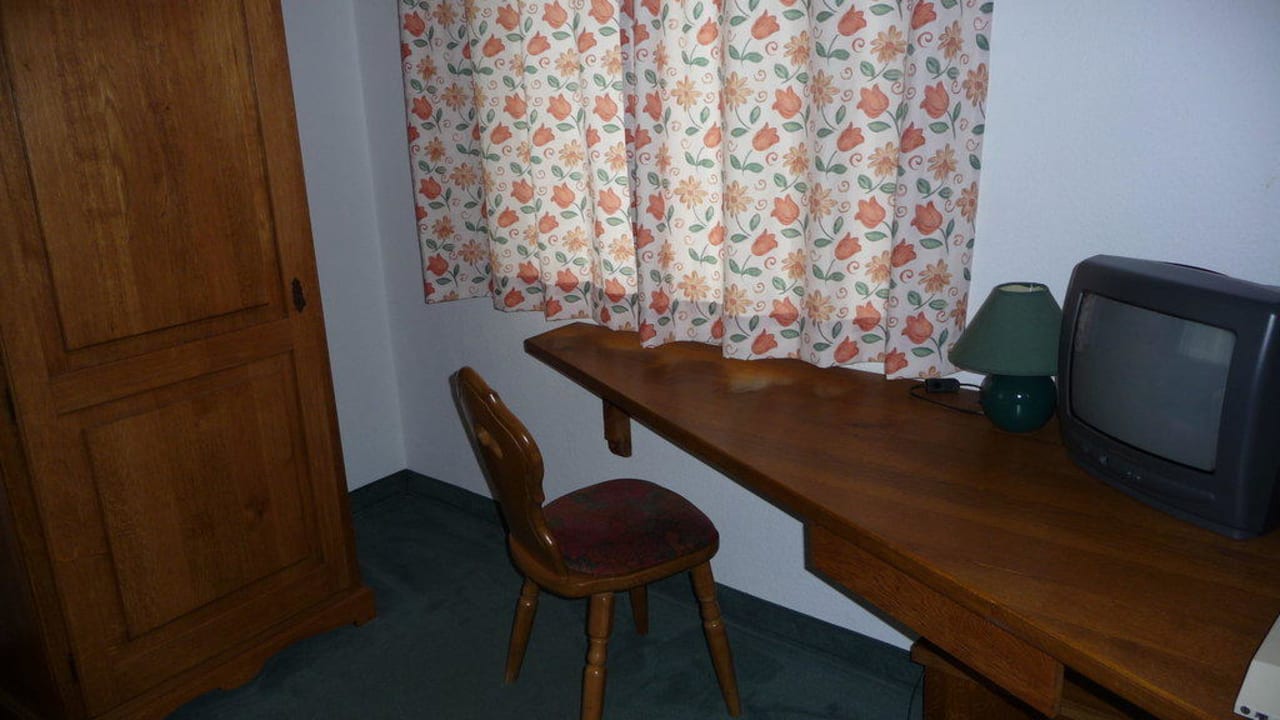 Schreibtisch mit Fernseher Hotel Jägerheim Ützdorf