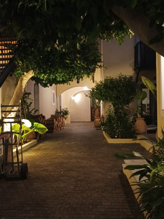 Gartenanlage Grecotel Plaza Beach House