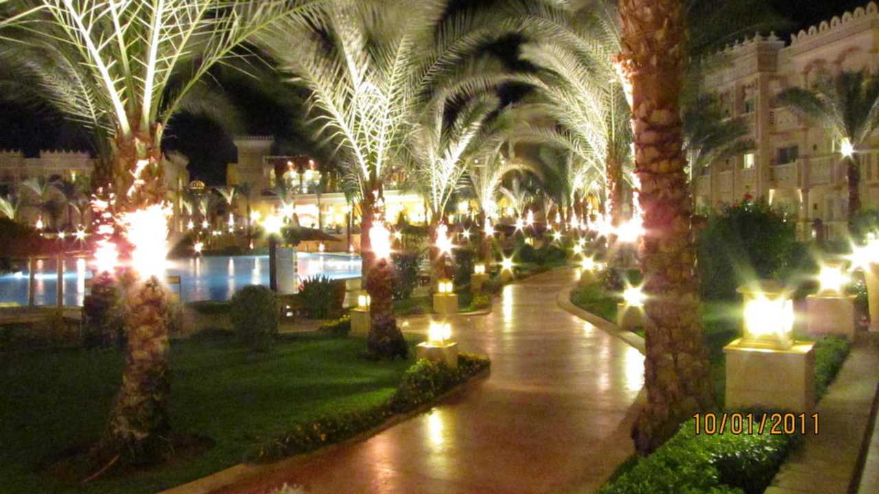 Ночной вид отеля. Все в подсветке. Pickalbatros Palace Resort