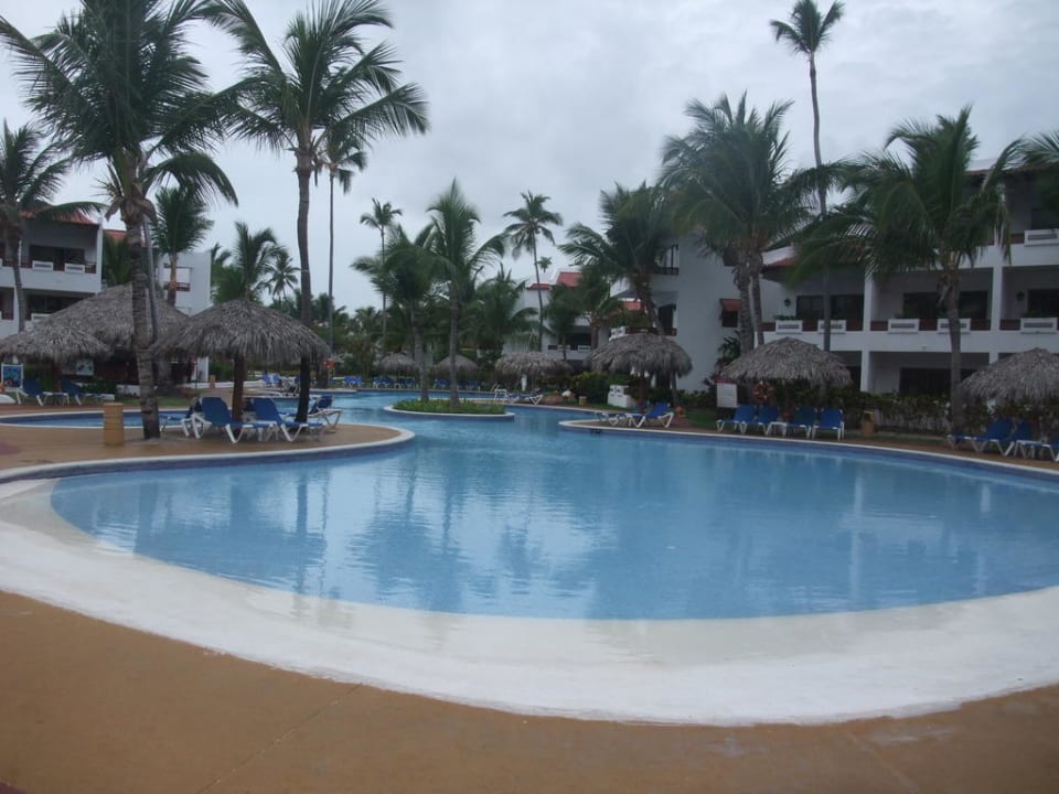 Gut gepflegter großer Pool beim Strand Occidental Punta Cana