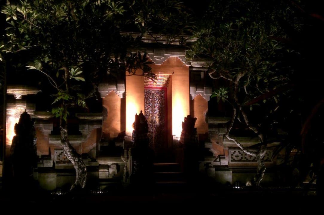 Eingangsbereich vor der Lobby Puri Santrian