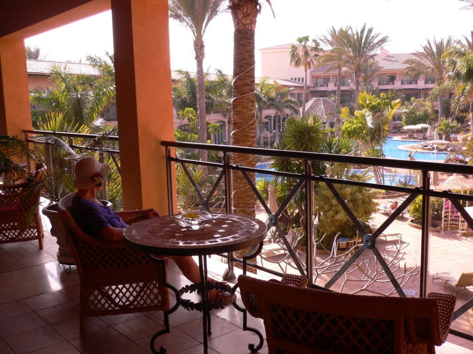 Im Inneren des Hotels mit Blick in den Garten Secrets Bahia Real Resort & SPA