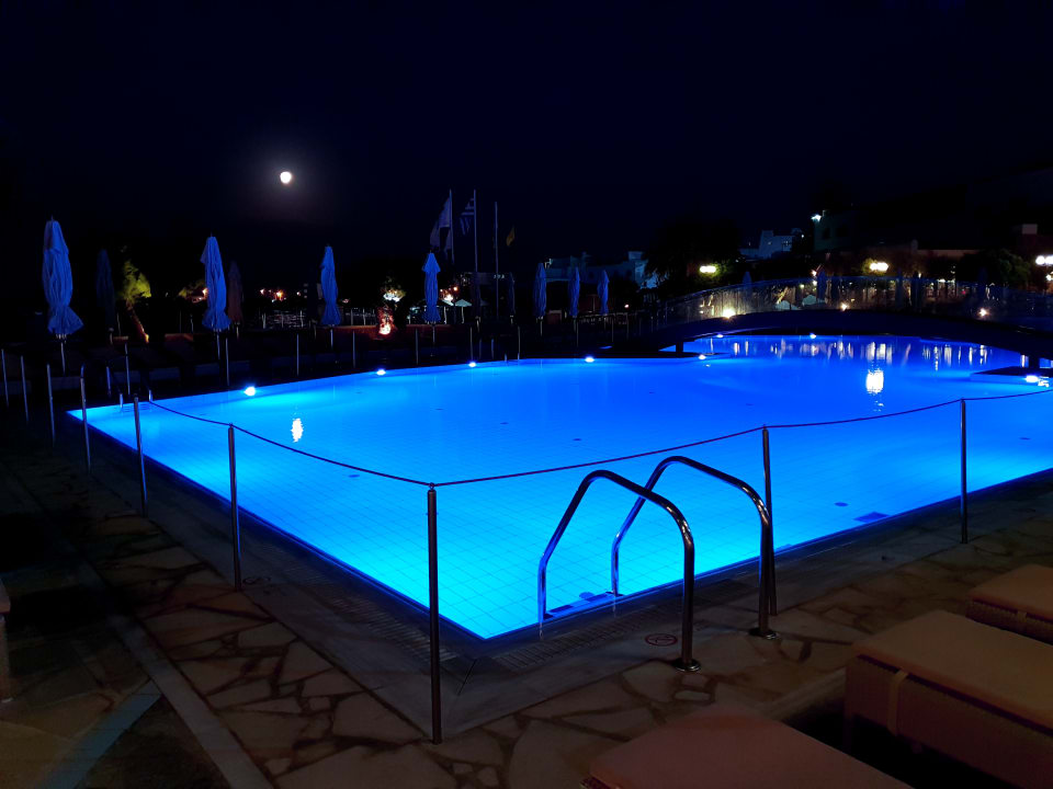 Pool bei Nacht Creta Maris Resort