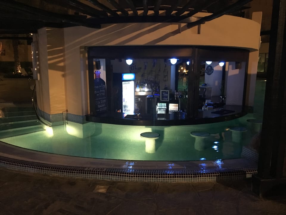 Pool Novotel Bahrain Al Dana Resort