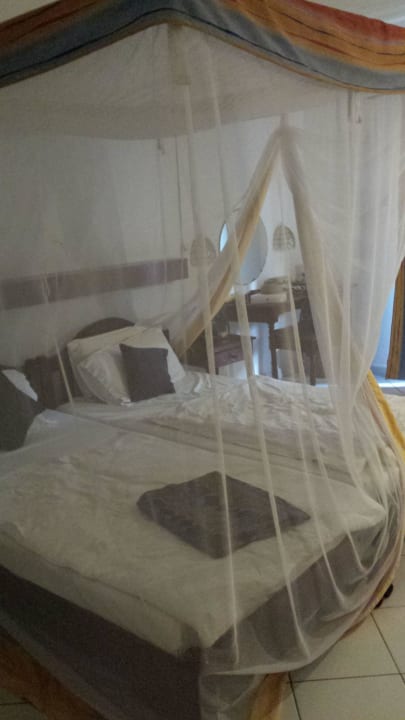 Bequemes Bett mit Moskitoschutz Diani Sea Resort