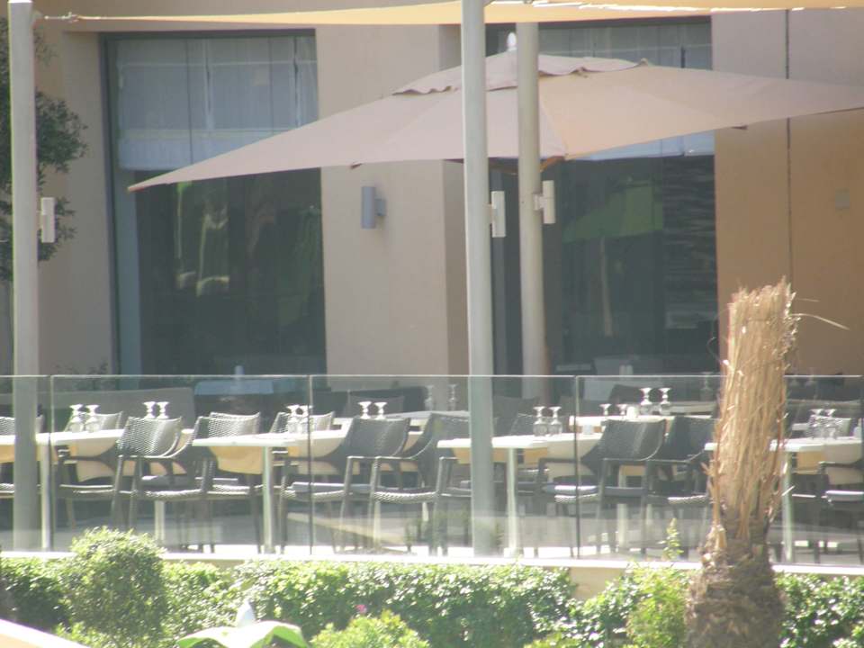 Przed recepcją Hotel Rosa Beach