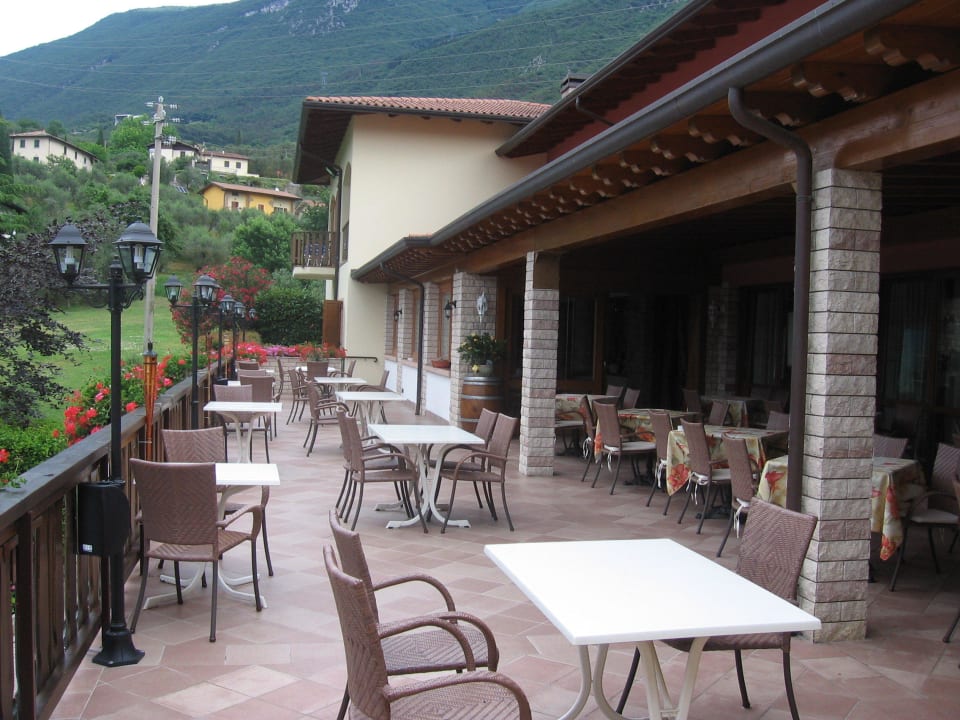 Vergrößerte Aussenterrasse Park Hotel Val Di Monte