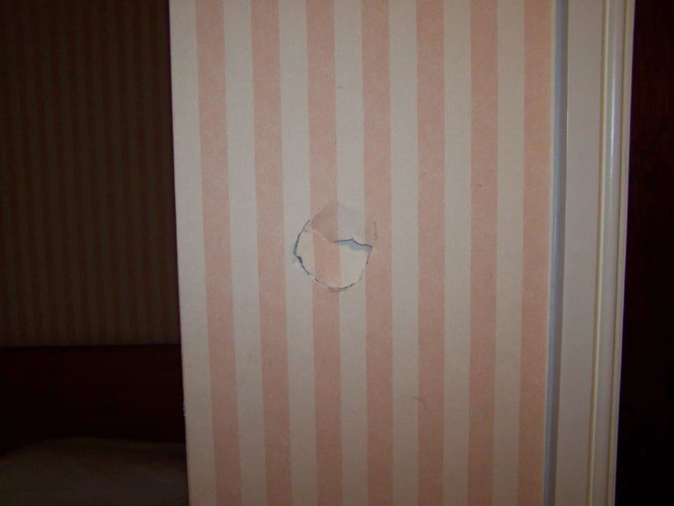 Loch in der Zimmerwand Hotel Norfolk Towers