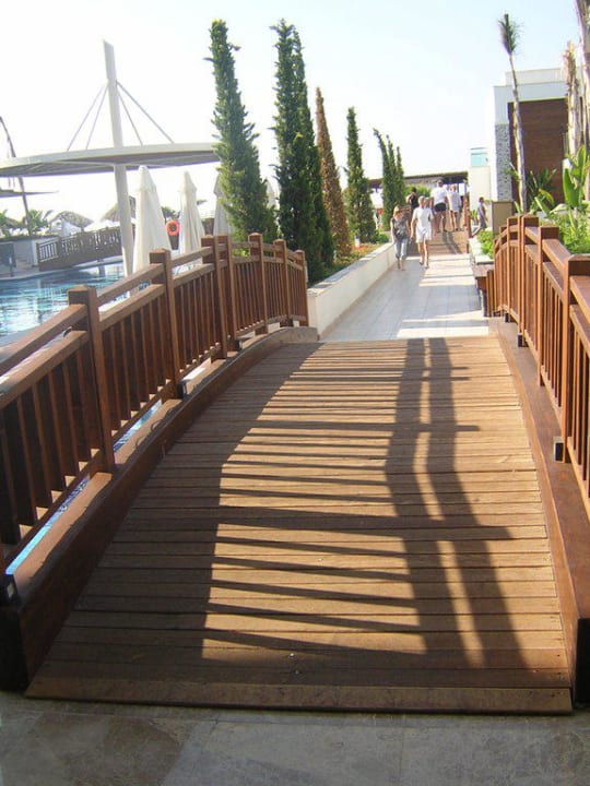 Brücke vom Hotel  zur Poollandschaft Sherwood Blue Belek