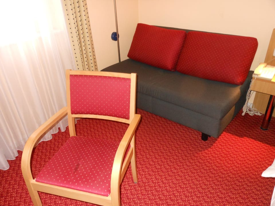 Zimmer 110 - Sitzecke Holiday Inn Express Frankfurt - Airport