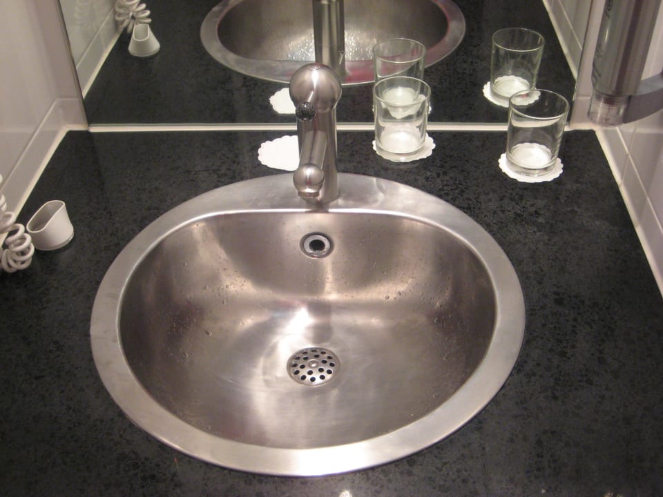 Bad, bei der Abreise. bei Ankunft alles tip top Schiller 5 Hotel