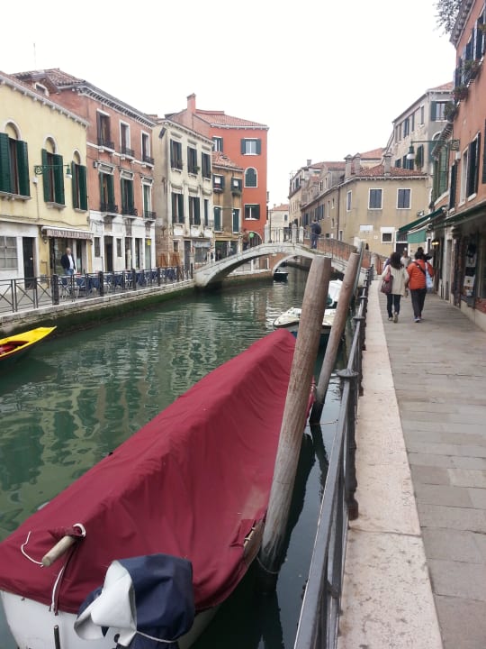 Der Blick vor dem Hotel nach rechts Hotel Locanda Salieri