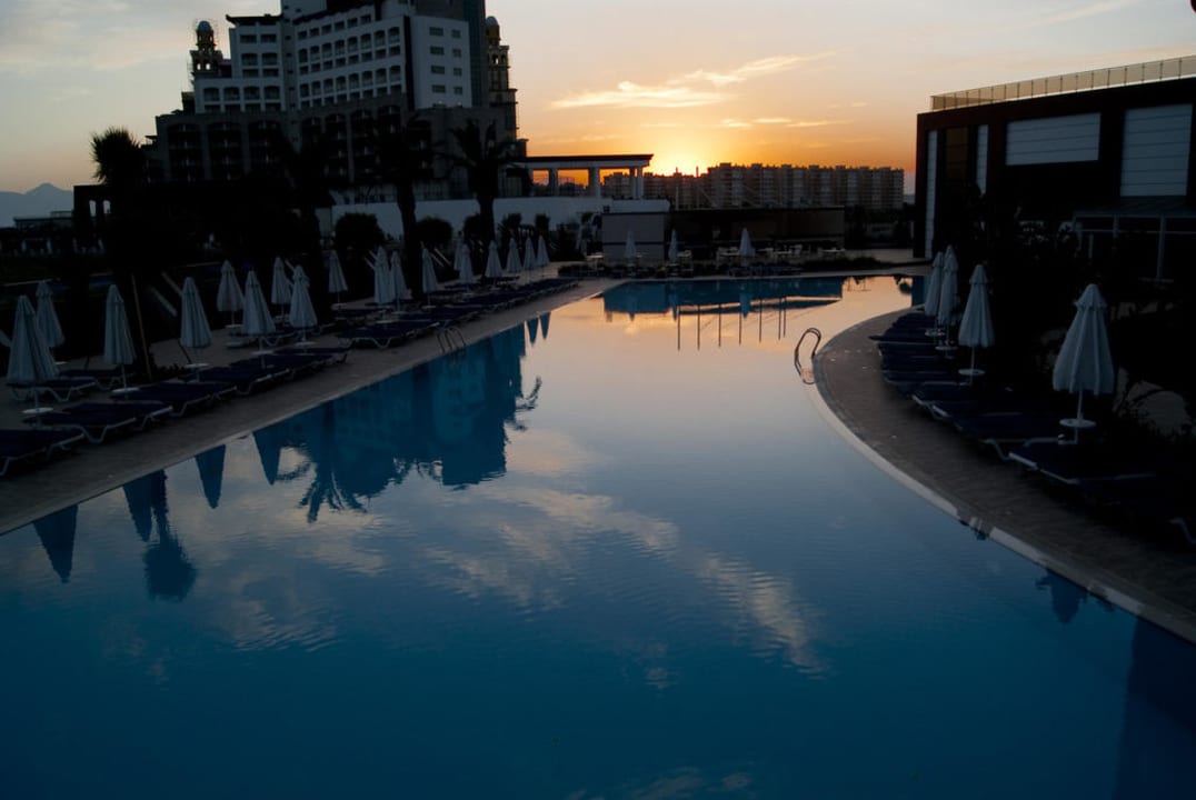 Sonnenuntergang Saturn Palace Resort Hotel