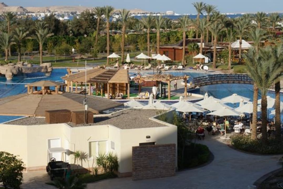 Blick zur Poolbar Steigenberger ALDAU Beach Hotel
