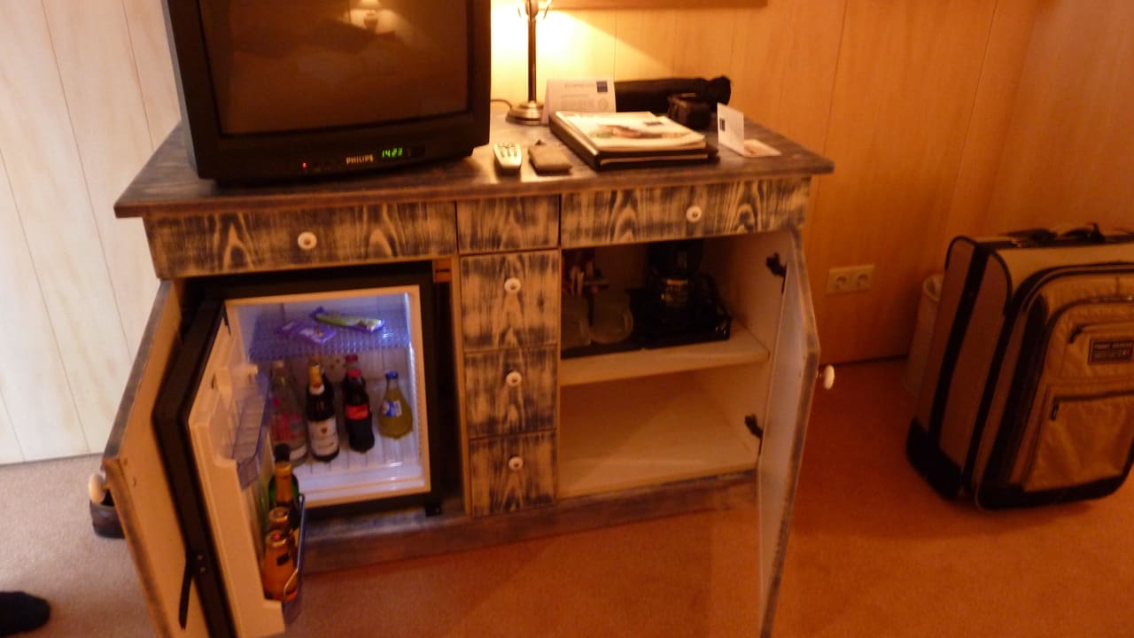 Minibar und Kaffeemaschine daneben Dorint Strandresort & Spa Ostseebad Wustrow