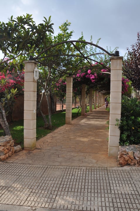 Gang zum Hauptpool, Bühne Protur Floriana Resort Aparthotel