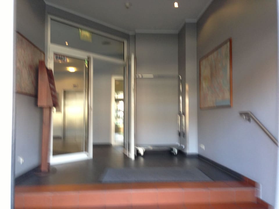 Eingang Essential by Dorint Hotel Köln-Junkersdorf