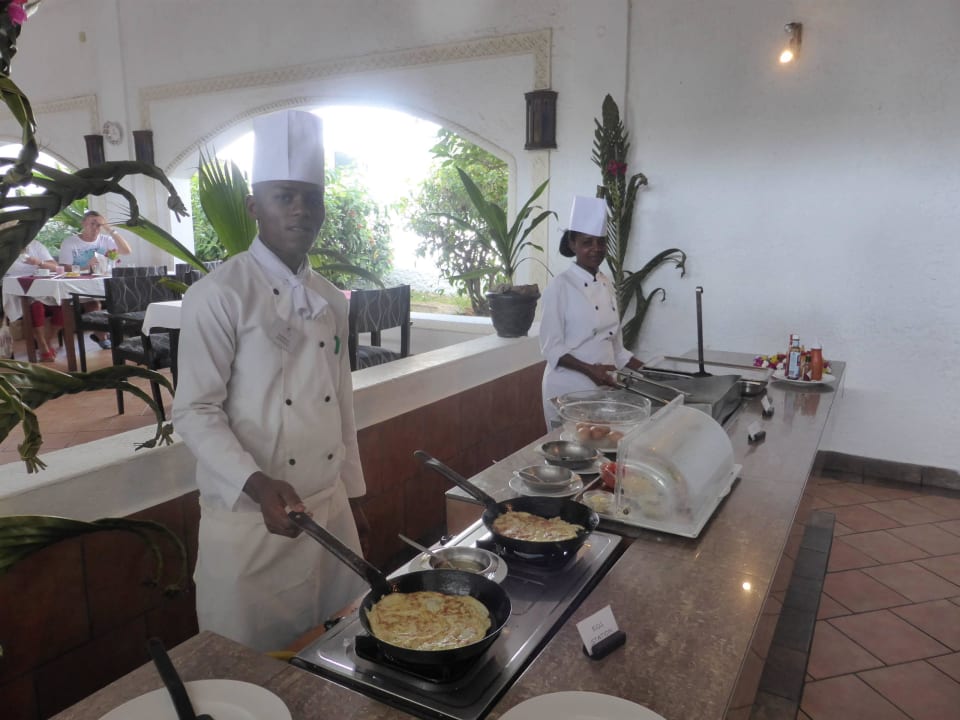 Leckeres zum Frühstück,  frisch zubereitet Hotel Diani Sea Lodge