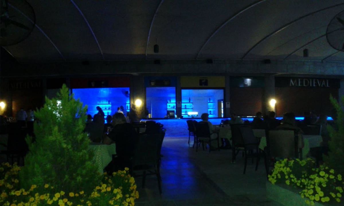 Sommerabend an der Poolbar vor der Live- Musik Sherwood Exclusive Lara