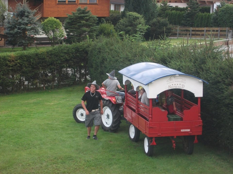 Traktorfahrt mit Kindern Wellnessresort Seiwald