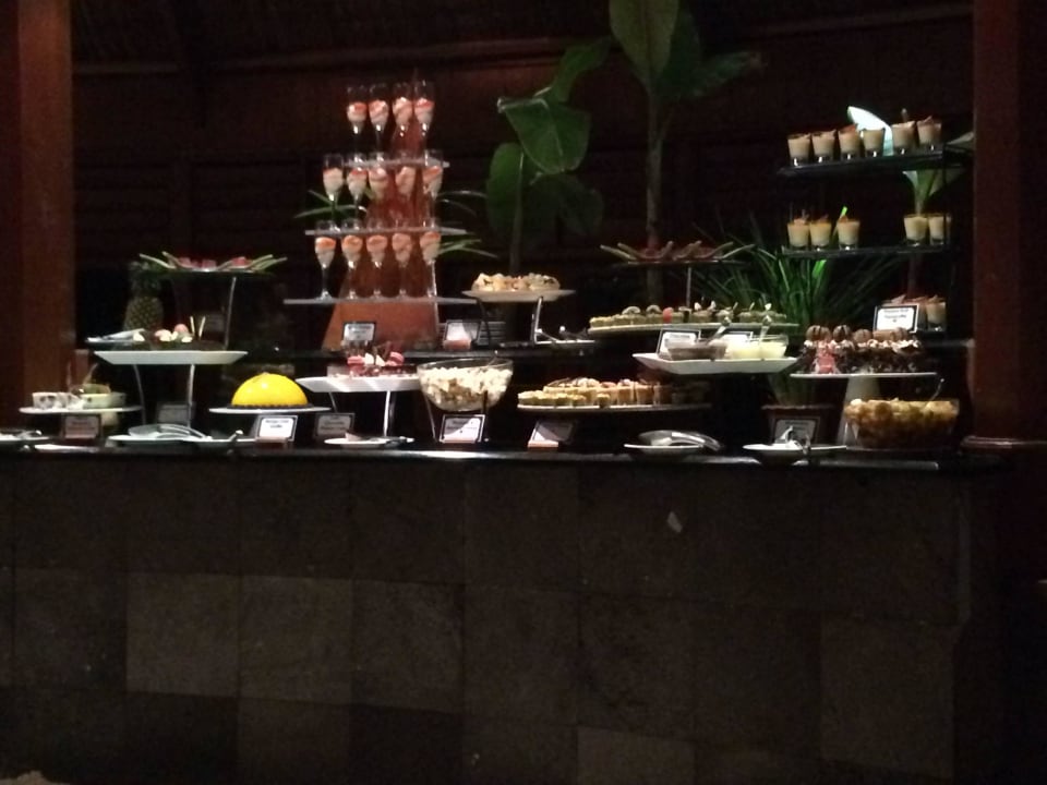 Dessertbuffet am Abend Kuredu Island Resort & Spa