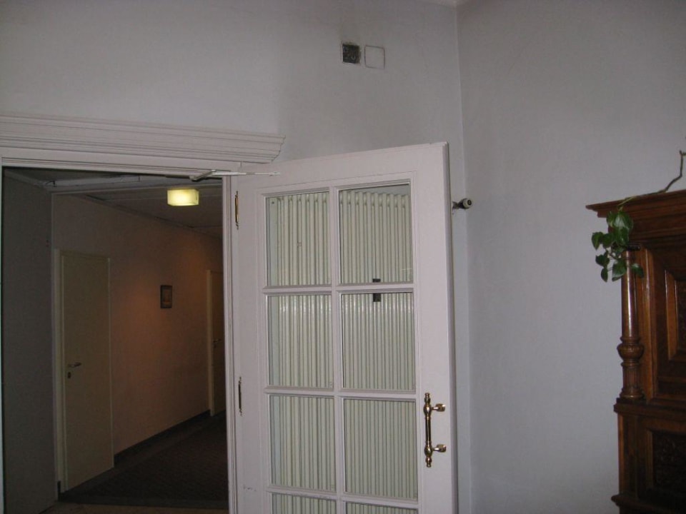 Offene Stromversorgung im Flur Häcker's Grand Hotel