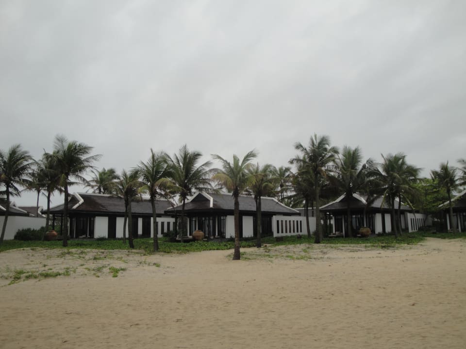 Blick vom Strand auf die Villen Four Seasons The Nam Hai, Hoi An, Vietnam