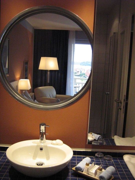 Blick durch das "Bullauge" vom Bad ins Zimmer Precise Resort Hafendorf Rheinsberg
