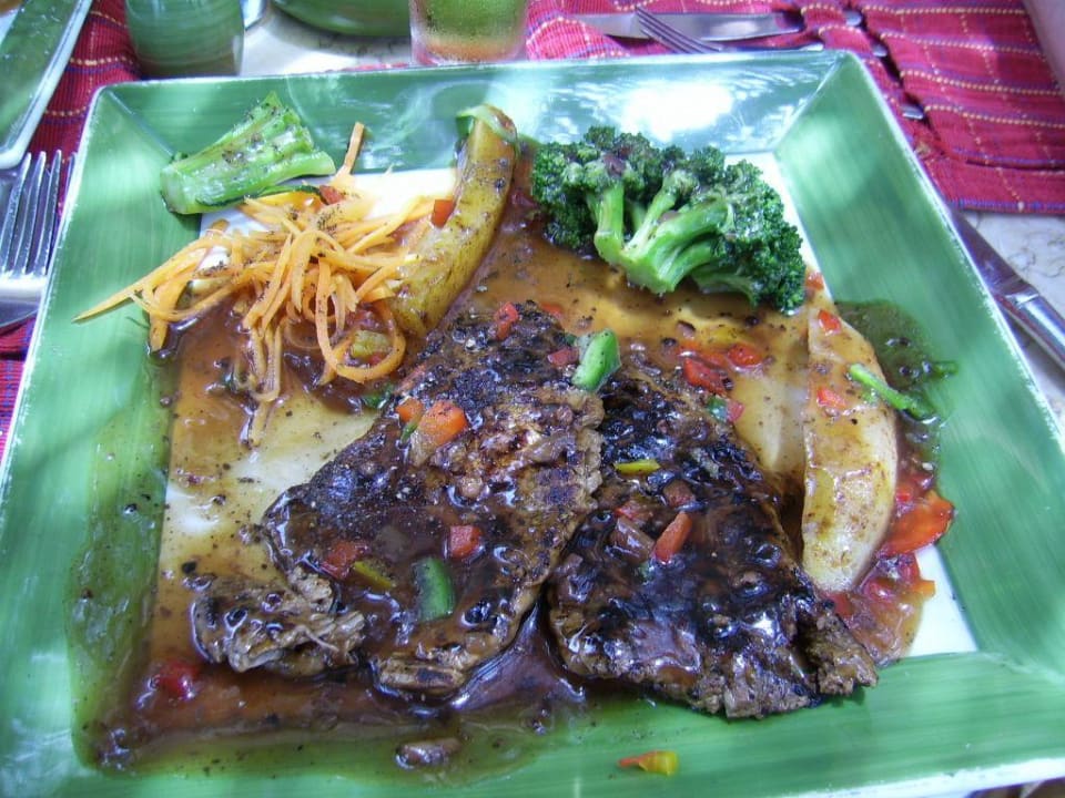 Leckerer Aruba Grill-Teller im Island-Restaurant Grand Makadi