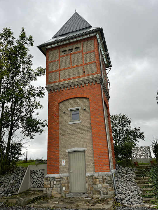 Außenansicht Logement insolite La tour de Larbuisson