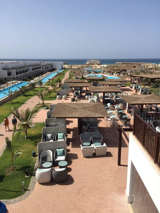 Poolbereich mit Meer im Hintergrund Meliá Laguna Beach