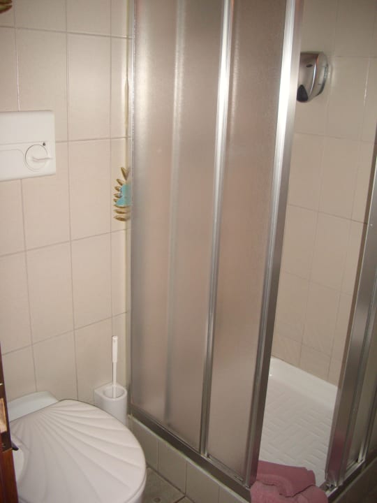 Bad, Dusche.  Gasthof Dorfwirt