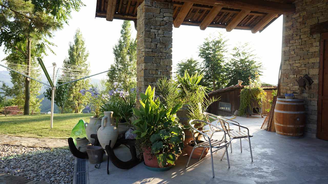 Vor dem Weinlager Agriturismo Sondrea