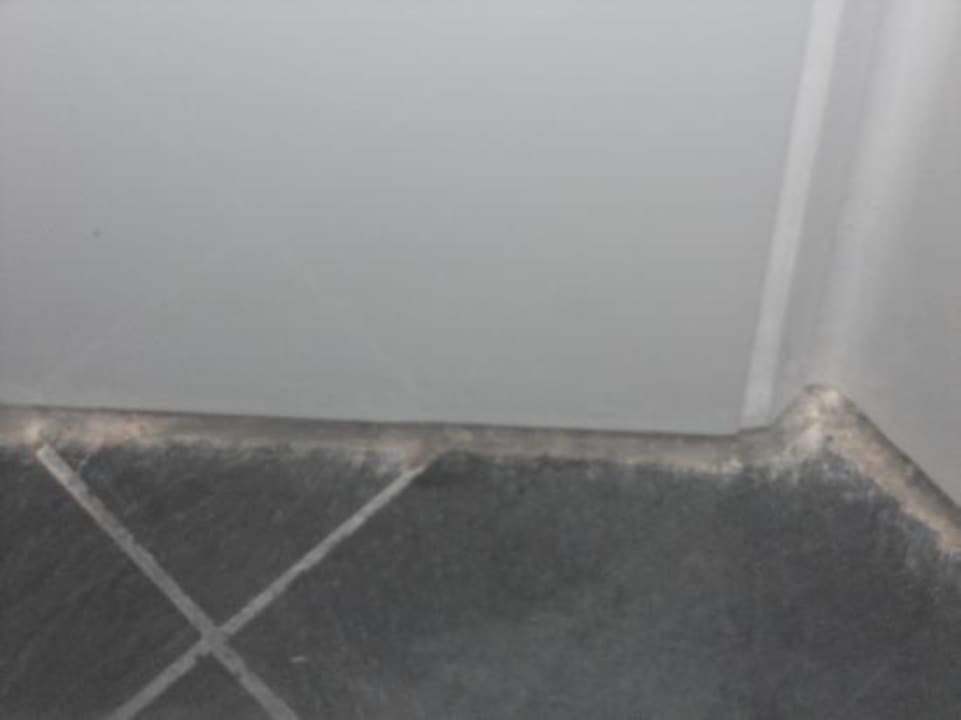 Baudreck im Bad Gourmethotel Yscla