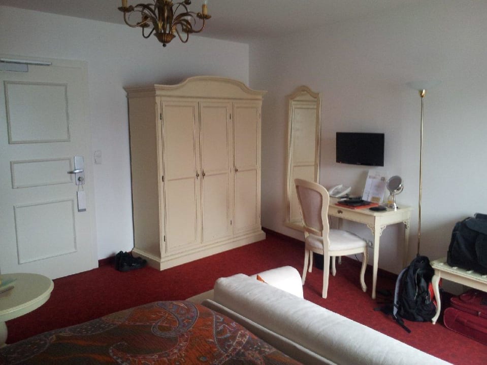 Schrank / Tisch Hotel Seevilla Wolfgangsee