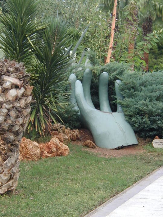 Eine Hand wächst aus dem Boden Green Max Hotel