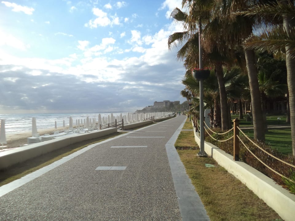 Den kl. Weg überqueren u. schon ist man am Strand Hotel Sirma