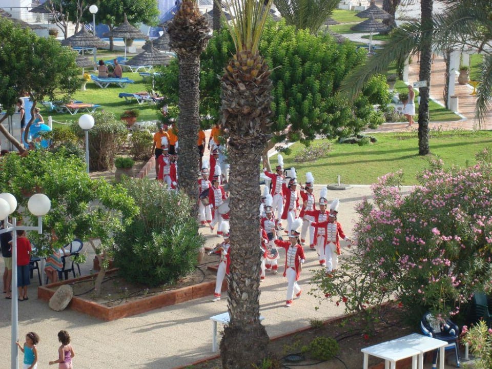 Fanfarenzug in der Hotelanlage El Mehdi Beach Resort