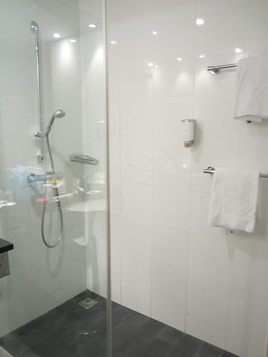 Dusche Four Points by Sheraton Panoramahaus Dornbirn