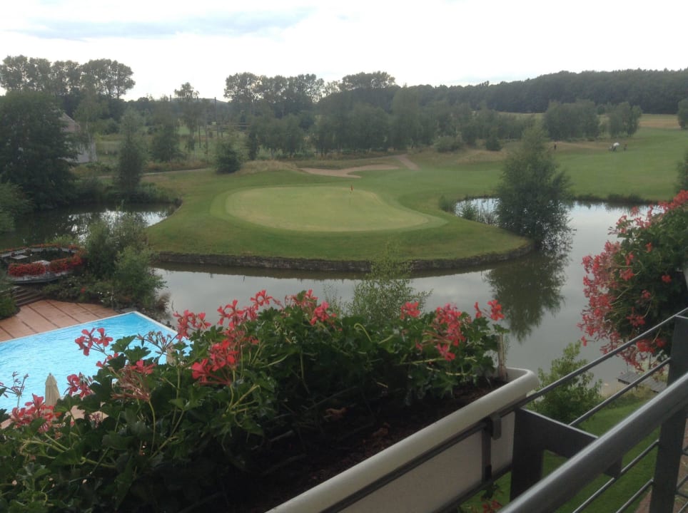 Blick vom Balkon auf Pool und Golfplatz Best Western Premier Castanea Resort Hotel
